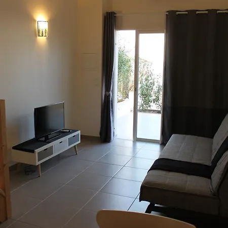 Les Hirondelles Apartment *